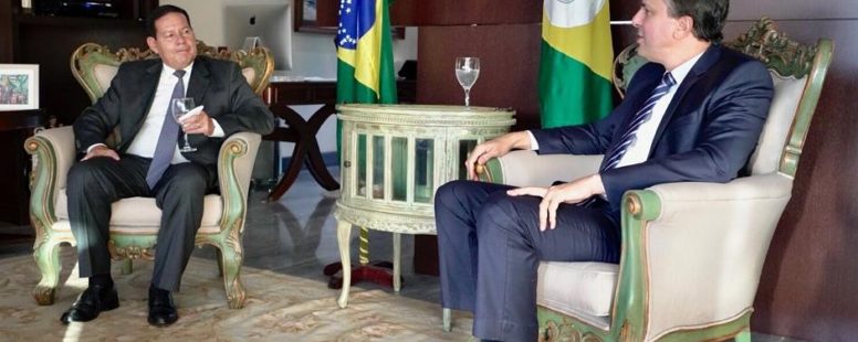 Camilo Santana recebe visita do vice-presidente Hamilton Mourão no Palácio da Abolição