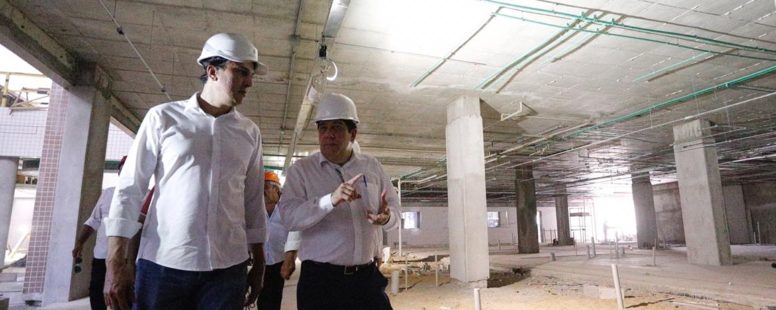 Camilo Santana e Dr. Cabeto visitam obras do Hospital Regional do Vale do Jaguaribe