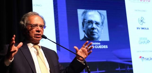 Dólar bate novo recorde e ministro Paulo Guedes recomenda que brasileiro só deve viajar pelo País