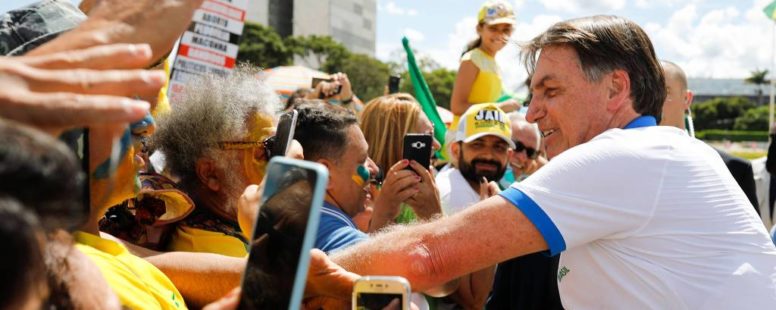 Bolsonaro ignora recomendações das autoridades de saúde e participa de manifestação ao lado de apoiadores