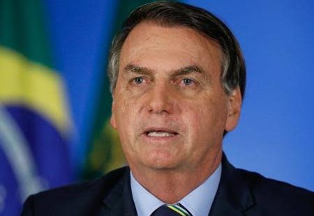 Bolsonaro sobe o tom contra governadores, ataca a imprensa e defende reabertura do comércio e das escolas