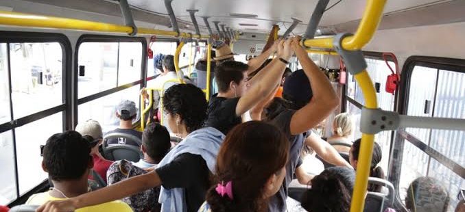 Ônibus circulam com janelas abertas e aulas são suspensas nas redes pública e particular