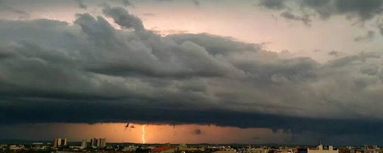 Madrugada em Fortaleza foi de muita chuva e trovões. Tempo deve continuar nublado nesta terça-feira, de acordo com a Funceme