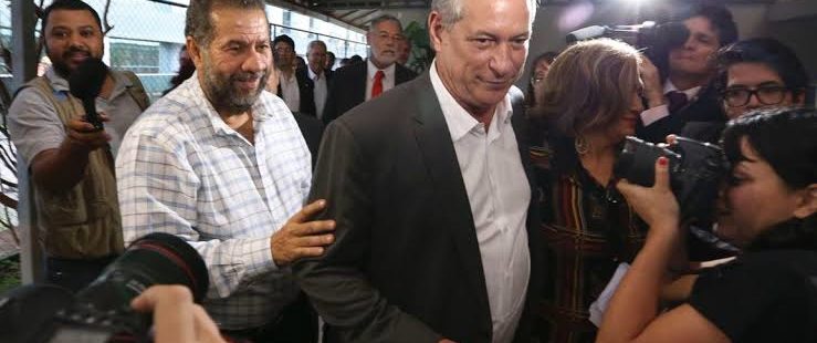 Ciro Gomes e Carlos Lupi, do PDT, protocolam pedido de impeachment de Jair Bolsonaro. Já são 24 pedidos nas mãos de Rodrigo Maia