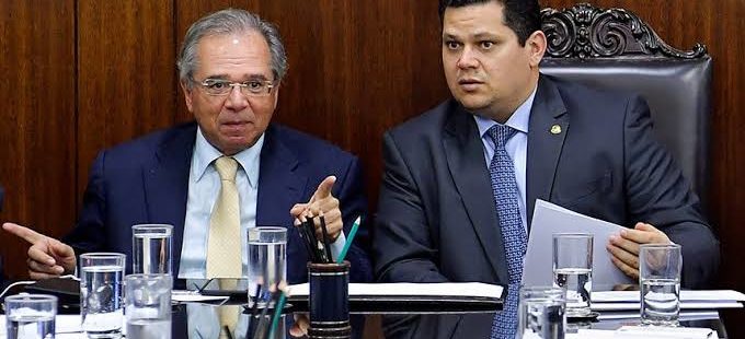 Prestigiado por Bolsonaro, Paulo Guedes quer congelar salários de servidores nos estados