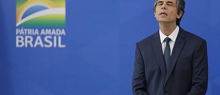 Pressionado por Bolsonaro, ministro da Saúde Nelson Teich pede demissão
