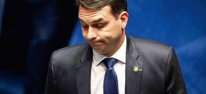 Partidos de oposição entram com pedido de afastamento do senador Flávio Bolsonaro