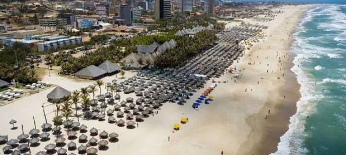 Barracas da Praia do Futuro iniciam protocolos de segurança para voltar ao funcionamento em julho