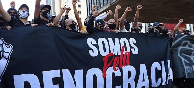 Enquanto Jair Bolsonaro insiste em protestos contra STF e Congresso, torcidas organizadas de São Paulo se unem na defesa pela democracia