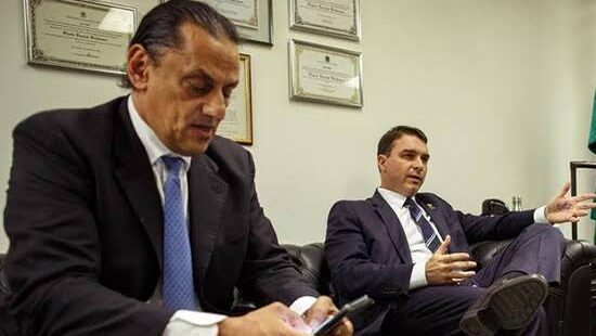 Flávio Bolsonaro decide mudar de advogado. Wassef tenta explicar presença de Queiroz na sua casa, mas não consegue