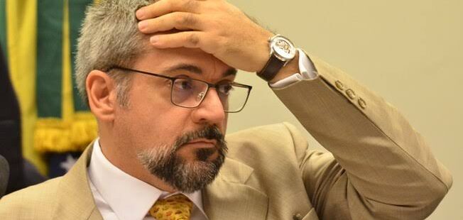 Sob pressão, Bolsonaro estuda o que vai fazer com o ministro da Educação. Weintraub está na “corda bamba”