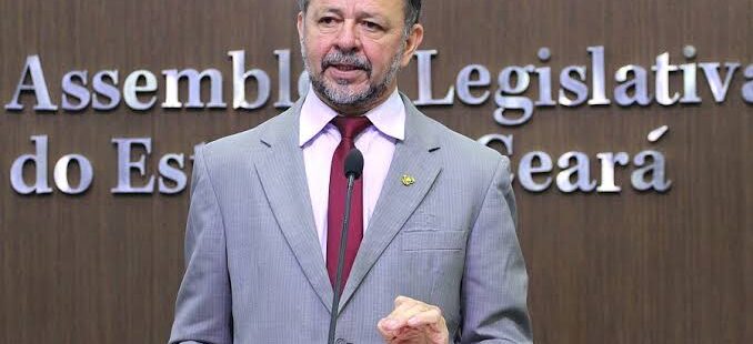 Deputado consegue assinaturas para que Assembleia Legislativa do Ceará instale uma CPI para apurar denúncias de fake news