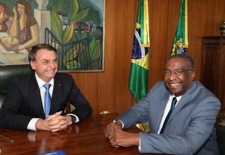Jair Bolsonaro confirma o economista Carlos Alberto Decotelli como novo ministro da Educação