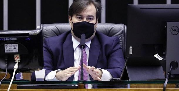 Rodrigo Maia propõe que militares que forem nomeados para cargos civis tenham que ir de forma obrigatória para a reserva