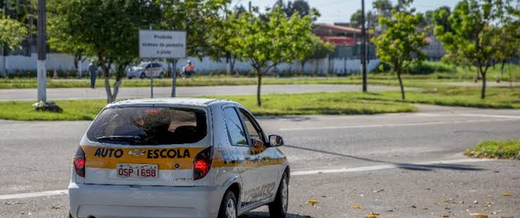 Autoescolas e academias voltam a funcionar nesta segunda-feira em Fortaleza