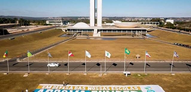 Deputados federais aprovam renovação do Fundeb e impõem nova derrota ao Governo Federal com aumento de repasse para a educação