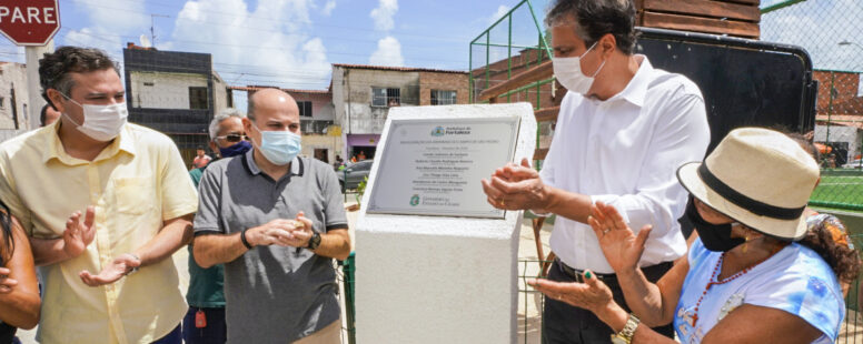 Em entrega de areninha na Barra do Ceará, Camilo e Roberto Cláudio sobem o tom contra Capitão Wagner