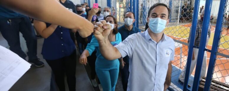 Durante votação em Fortaleza, Sarto projeta vitória e Capitão Wagner aposta em surpresa no resultado das eleições