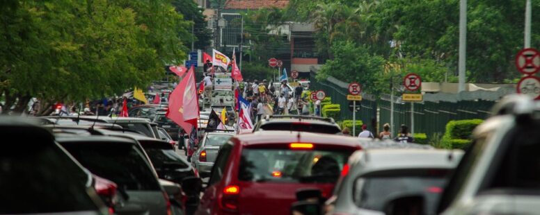 Capitais pelo Brasil registram carreatas contra Bolsonaro e à favor da vacina da Covid-19