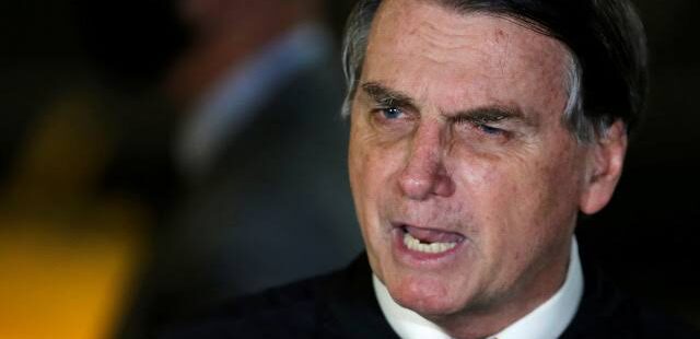 Postura irresponsável de Bolsonaro na compra das vacinas faz até o Centrão cogitar impeachment do presidente