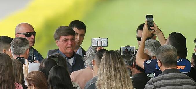 Governadores cobram, mas Ministério da Saúde diz que Brasil ainda não tem data para iniciar a vacinação. Enquanto isso, Bolsonaro diz que País está “quebrado”