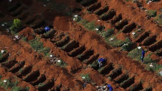 Brasil ultrapassa 220 mil mortes por Covid-19. Enquanto isso, Bolsonaro prefere ofender a imprensa…