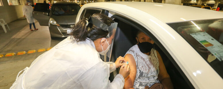 Vacinação contra Covid-19 em formato drive-thru começa nesta terça-feira no Centro de Eventos