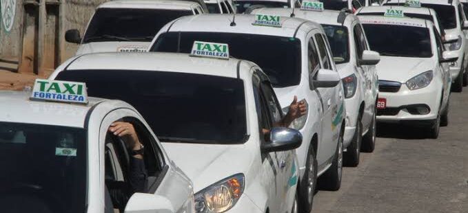 Começa hoje o agendamento para idosos que desejam utilizar táxi ou aplicativo gratuito para ir se vacinar em postos do drive thru na Capital