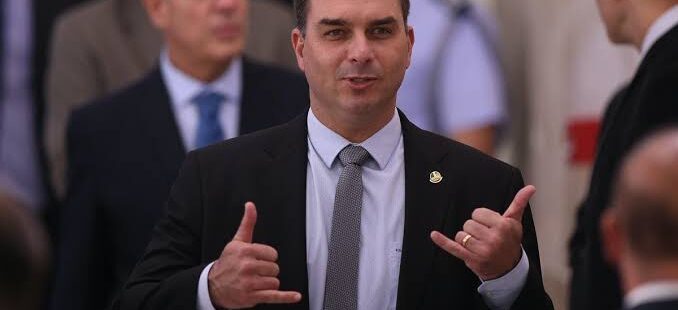 Flávio Bolsonaro comemora decisão do STJ que suspende quebra do seu sigilo bancário e fiscal. MP pode recorrer ao STF