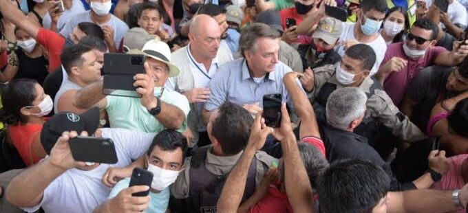 Passagem de Bolsonaro no Ceará é marcada por aglomerações, populismo e discurso contra isolamento social