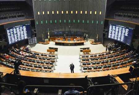 Câmara dos Deputados deve concluir aprovação da PEC que permite a volta do auxílio emergencial nesta quinta-feira