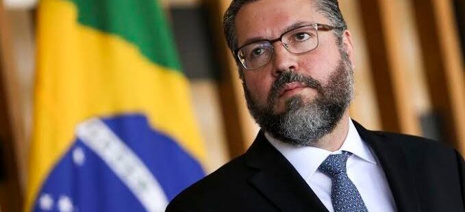 Com pressão insustentável no Governo Bolsonaro, Ernesto Araújo pede demissão nas Relações Exteriores. Substituto pode ser igual ou pior, dizem parlamentares