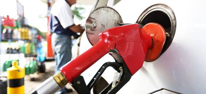 Combustíveis sofrem novo aumento e gasolina deve chegar aos R$ 6,00 no Ceará