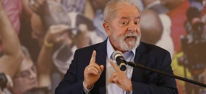 À frente de Bolsonaro em nova pesquisa, Lula elogia Camilo Santana e buscará apoio do governador em 2022