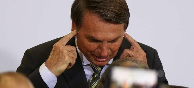 Bolsonaro chega a 54% de rejeição em pesquisa presidencial para 2022. E ainda perde para Lula