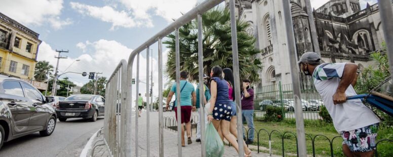 Gradis para evitar comércio ambulante são instalados no Centro de Fortaleza