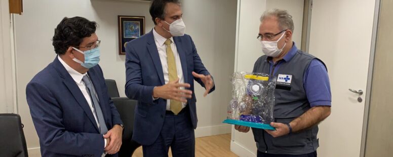 Camilo Santana apresenta capacete Elmo em visita a ministro da Saúde, pede mais vacina e habilitação de novos leitos de UTI