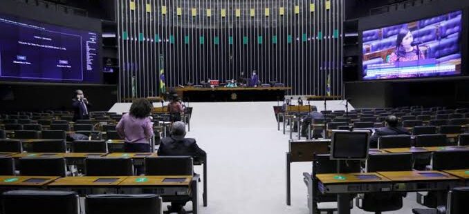 Governo Federal anuncia compra de 560 milhões de doses de vacinas, mas documentos enviados à Câmara dos Deputados mostram aquisição só da metade prevista