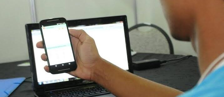 Governo Bolsonaro tenta derrubar no STF projeto de deputado cearense que garante internet gratuita para estudantes de escolas públicas