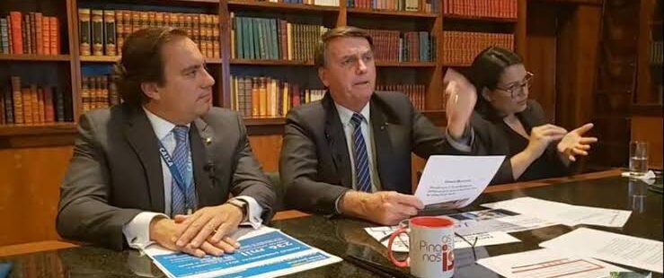 Bolsonaro distorce números em live para tentar justificar disparada no preço da gasolina e do gás de cozinha