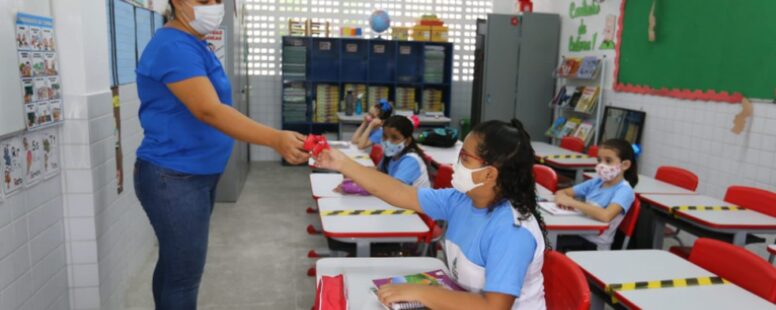 Novas turmas de alunos em Fortaleza voltam às salas de aula na medida que avança a vacinação entre os adolescentes