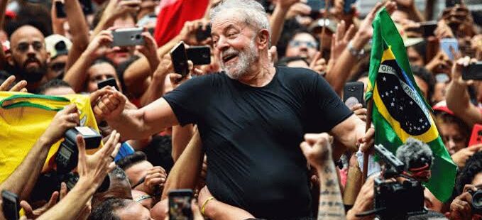 Lula continua liderando em todos os cenários e vence Bolsonaro no 2° turno por 56% a 31%, diz Datafolha