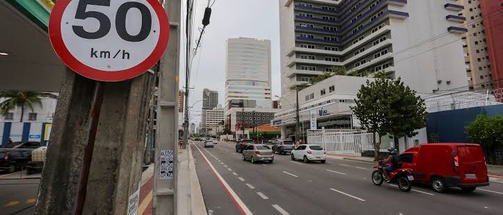 Prefeitura reduz velocidade de sete avenidas de Fortaleza para 50km/h