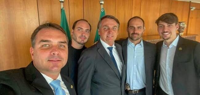 Nova denúncia de ex-assessor da Família Bolsonaro reforça prática de rachadinha com salários