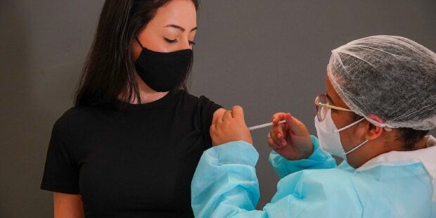 Ministério da Saúde suspende vacinação de adolescentes sem cormobidades. Secretários de todo o País reagem ao recuo de Marcelo Queiroga