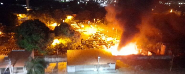 Incêndio em pátio do Detran no Ceará atinge cerca de 30 carros que estão sob judice