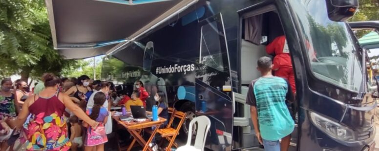 Ônibus da Cruz Vermelha ajuda a intensificar vacinação na periferia de Fortaleza