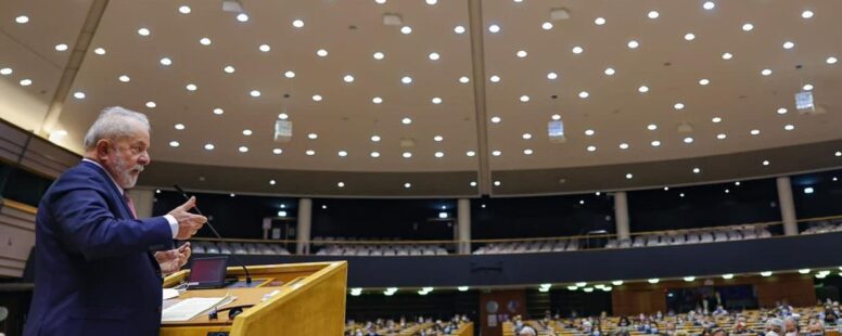 Lula faz discurso  no Parlamento Europeu e é aplaudido de pé. Petista não descarta Alckmin como vice, mas diz que ainda não é hora de definir nomes