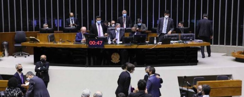 Governo Federal consegue aprovar PEC dos Precatórios em 2° turno na Câmara. Agora, a briga será no Senado