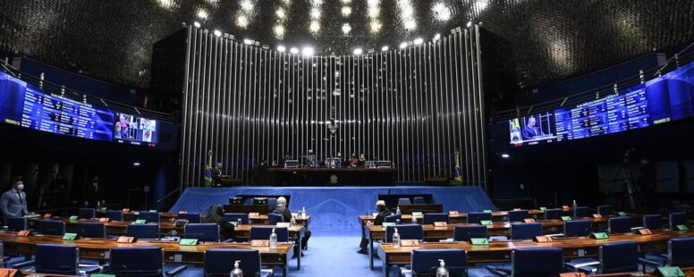 Congresso reajusta fundo eleitoral para R$ 4,9 bilhões e Bolsonaro consegue reserva de R$ 1,7 bilhão para aumento de policiais. Restante dos servidores fica sem nada